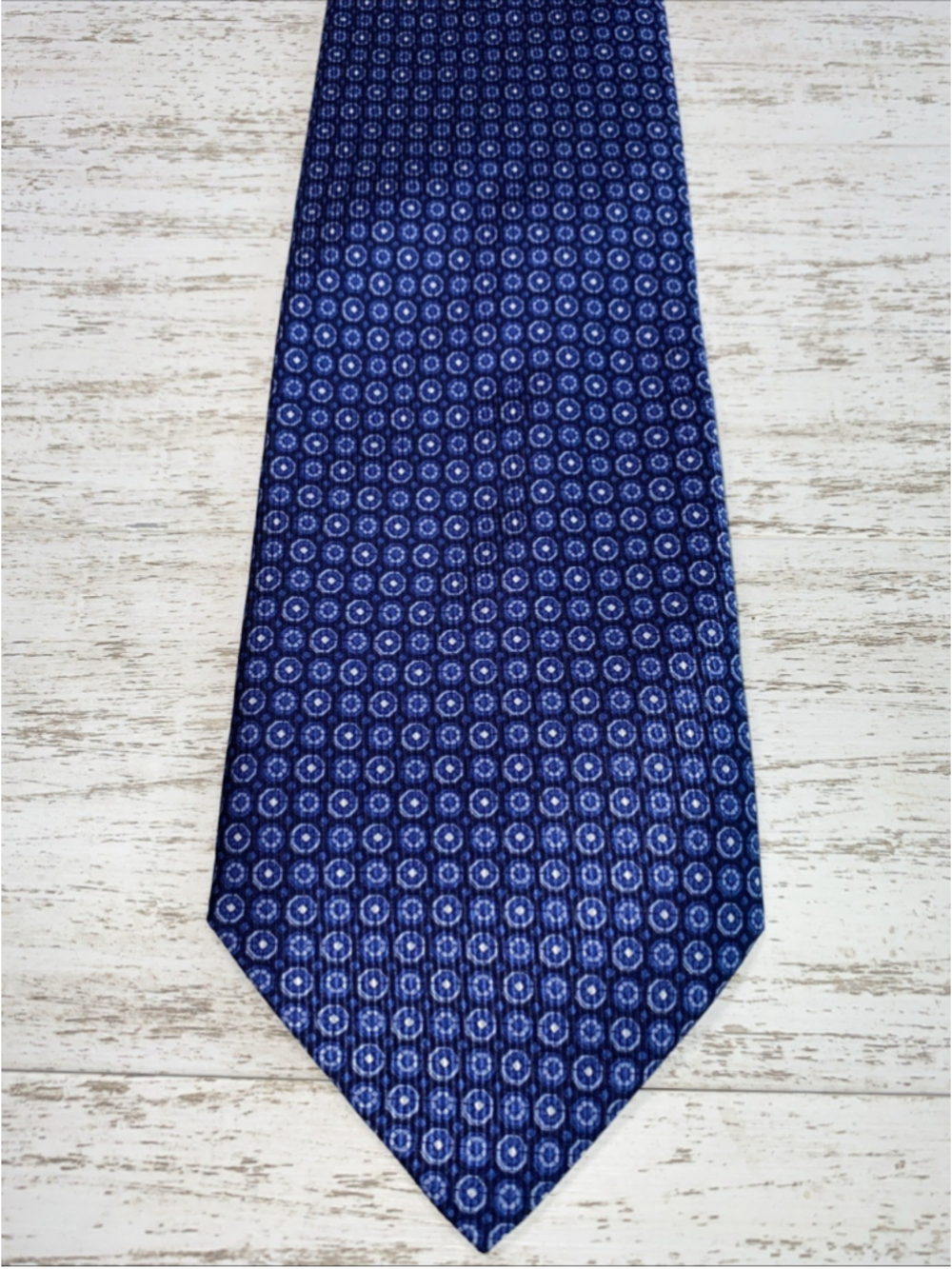 IZOD Mens Silk Tie Blue White Geometric Medallion Classic 3.75”